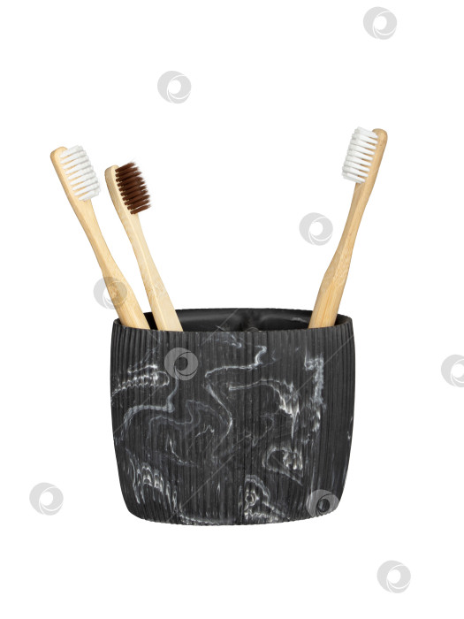 Скачать Зубные щетки в большом стаканчике для зубных щеток, изолированном друг от друга фотосток Ozero
