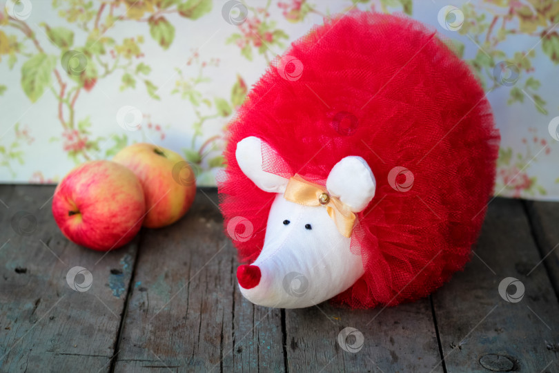 Скачать Текстильная игрушка-ежик с яблоками фотосток Ozero