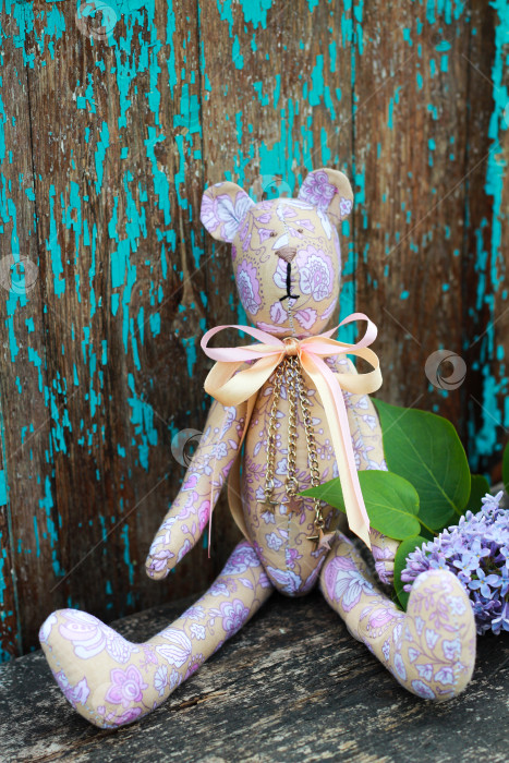 Скачать Плюшевый мишка на деревянном фоне фотосток Ozero