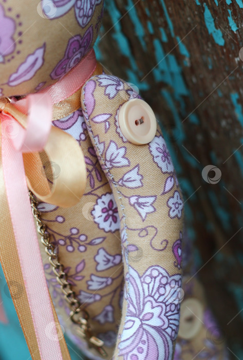 Скачать Плюшевый мишка на деревянном фоне, крупным планом фотосток Ozero