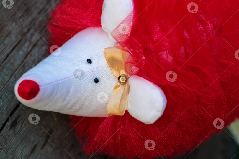 Скачать Красный игрушечный ежик, вид сверху фотосток Ozero