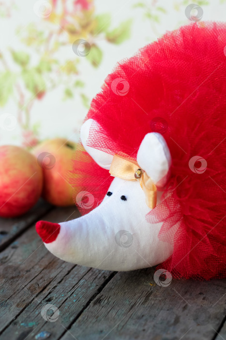 Скачать Ежик с красными яблоками фотосток Ozero