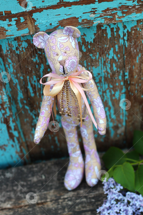 Скачать Плюшевый мишка на деревянном фоне фотосток Ozero