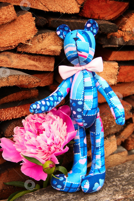 Скачать Плюшевый мишка с пионом фотосток Ozero