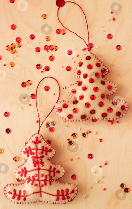 Скачать Украшения для рождественской елки в красном и бежевом цветах фотосток Ozero