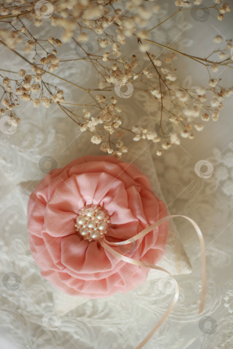 Скачать Подушечка для обручальных колец с текстильным цветком. Вид сверху. фотосток Ozero