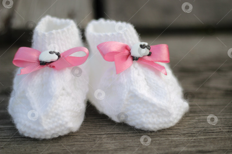 Скачать пара детских пинеток с розовыми бантиками фотосток Ozero