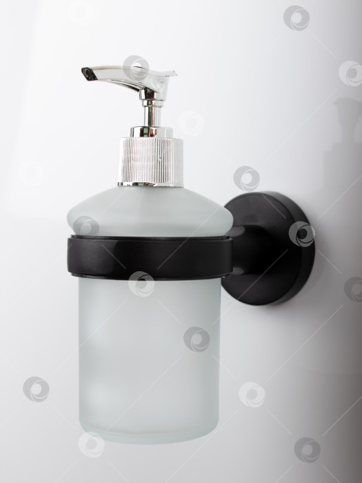 Скачать Стильный настенный дозатор мыла для ванной комнаты фотосток Ozero