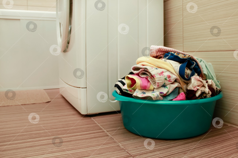 Скачать корзина для белья с одеждой фотосток Ozero