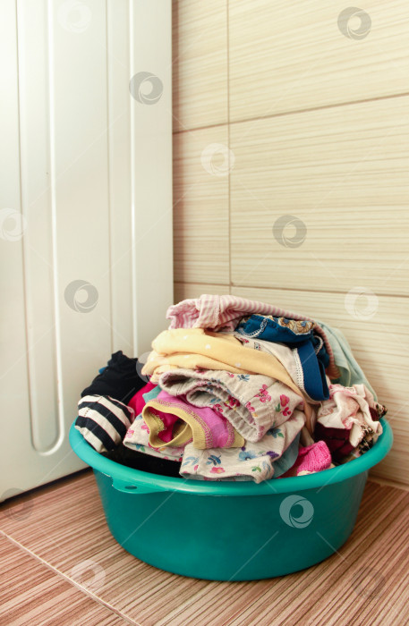 Скачать стирка в ванной, грязная одежда фотосток Ozero