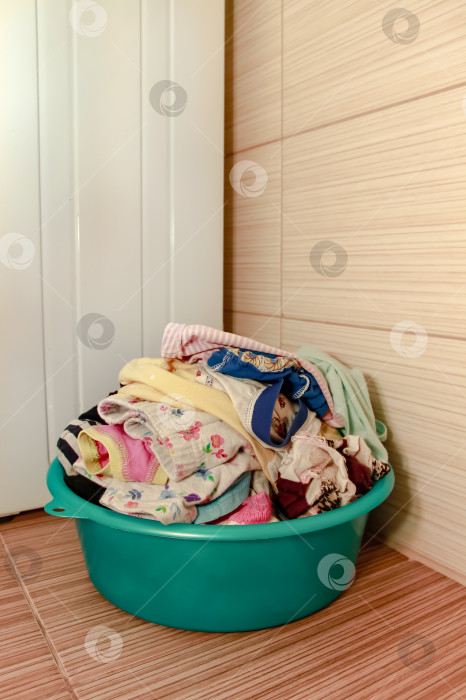 Скачать корзина с бельем в ванной комнате фотосток Ozero