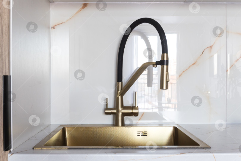 Скачать кухонный смеситель на стильной металлической раковине фотосток Ozero