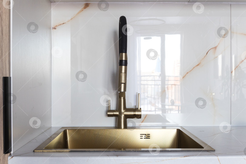 Скачать кухонный смеситель на стильной металлической раковине фотосток Ozero