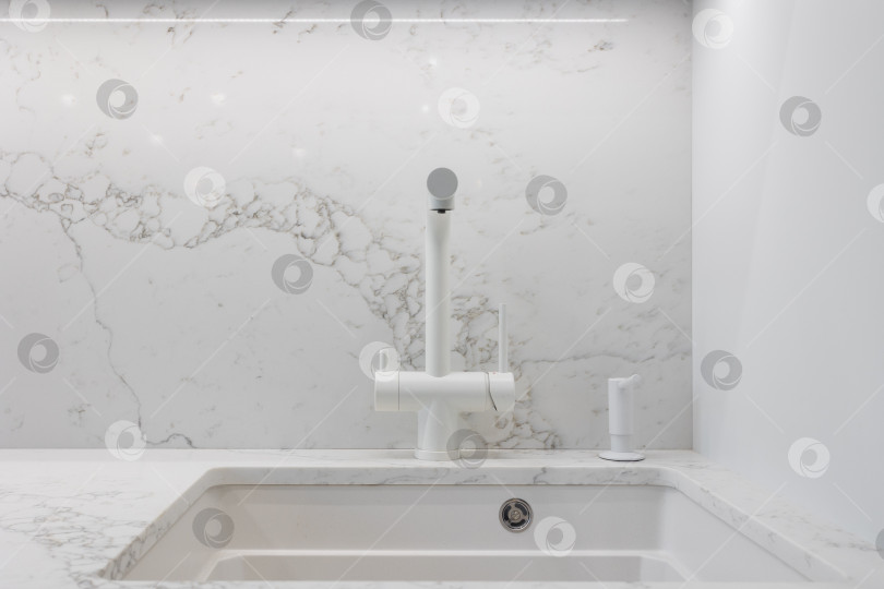 Скачать кухонный смеситель на стильной металлической раковине фотосток Ozero