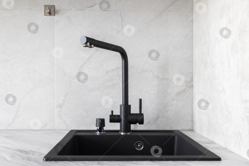 Скачать кухонный смеситель на стильной металлической раковине фотосток Ozero