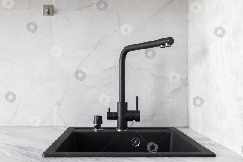Скачать кухонный смеситель на стильной металлической раковине фотосток Ozero