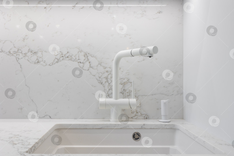 Скачать кухонный смеситель на стильной металлической раковине фотосток Ozero