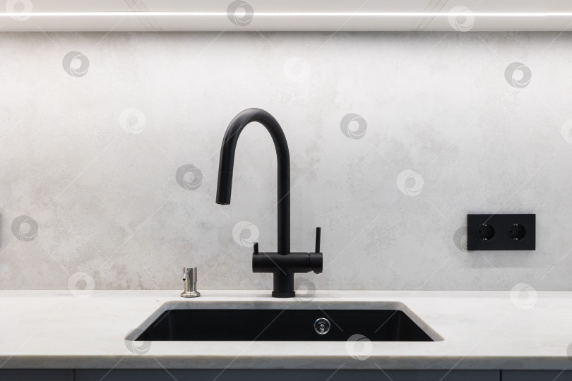 Скачать кухонный смеситель на стильной металлической раковине фотосток Ozero
