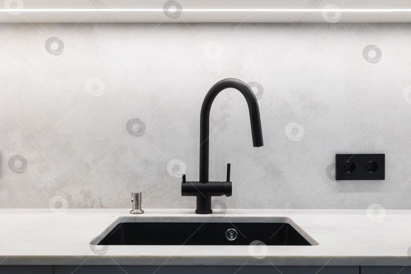 Скачать кухонный смеситель на стильной металлической раковине фотосток Ozero