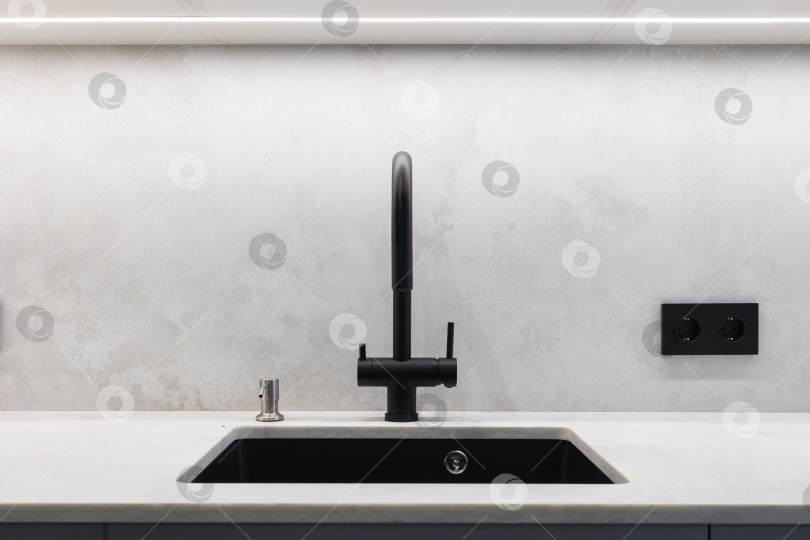 Скачать кухонный смеситель на стильной металлической раковине фотосток Ozero