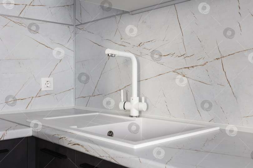 Скачать кухонный смеситель на стильной металлической раковине фотосток Ozero