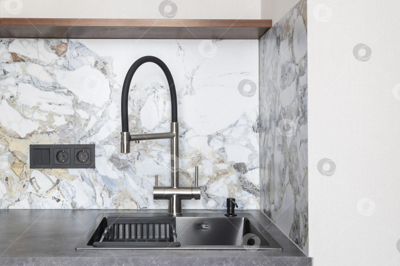 Скачать кухонный смеситель на стильной металлической раковине фотосток Ozero