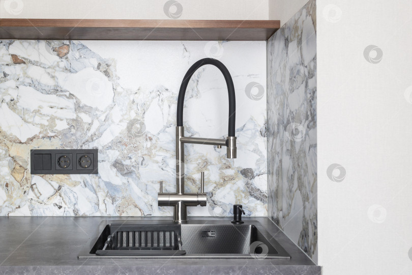 Скачать кухонный смеситель на стильной металлической раковине фотосток Ozero