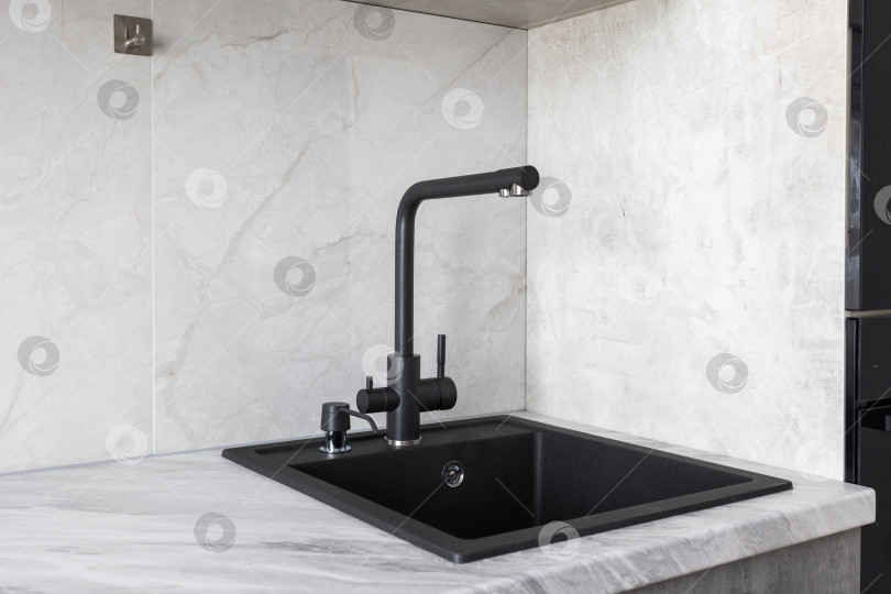 Скачать кухонный смеситель на стильной металлической раковине фотосток Ozero