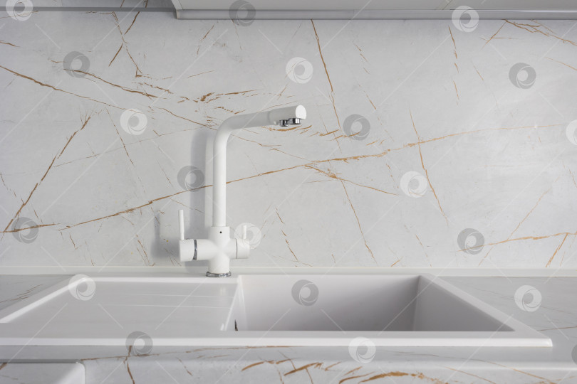 Скачать кухонный смеситель на стильной металлической раковине фотосток Ozero