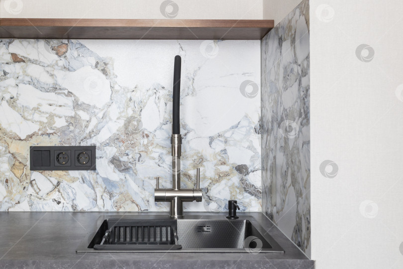 Скачать кухонный смеситель на стильной металлической раковине фотосток Ozero