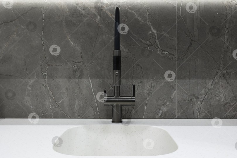 Скачать кухонный смеситель на стильной металлической раковине фотосток Ozero