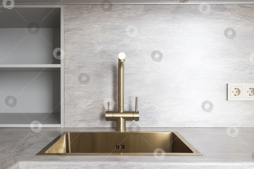 Скачать кухонный смеситель на стильной металлической раковине фотосток Ozero