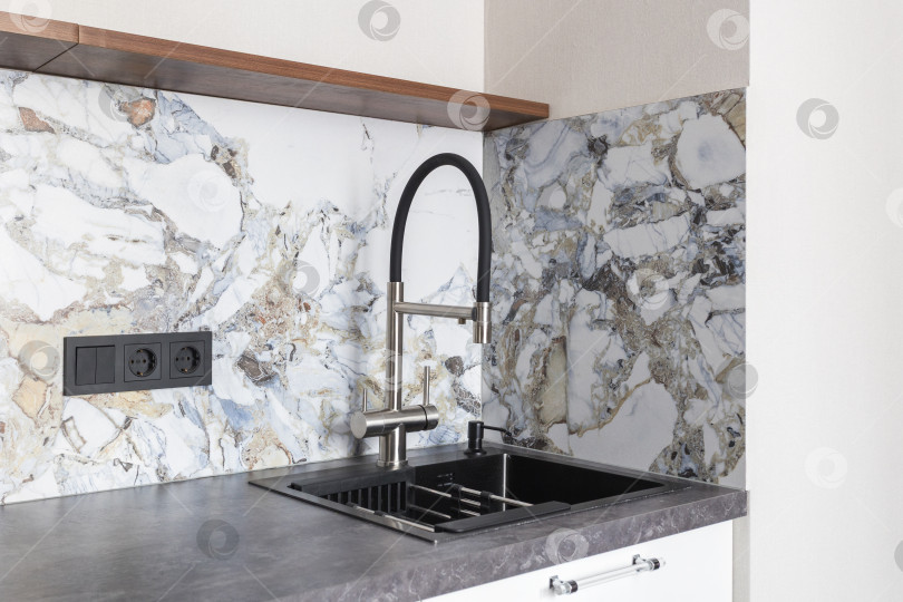 Скачать кухонный смеситель на стильной металлической раковине фотосток Ozero