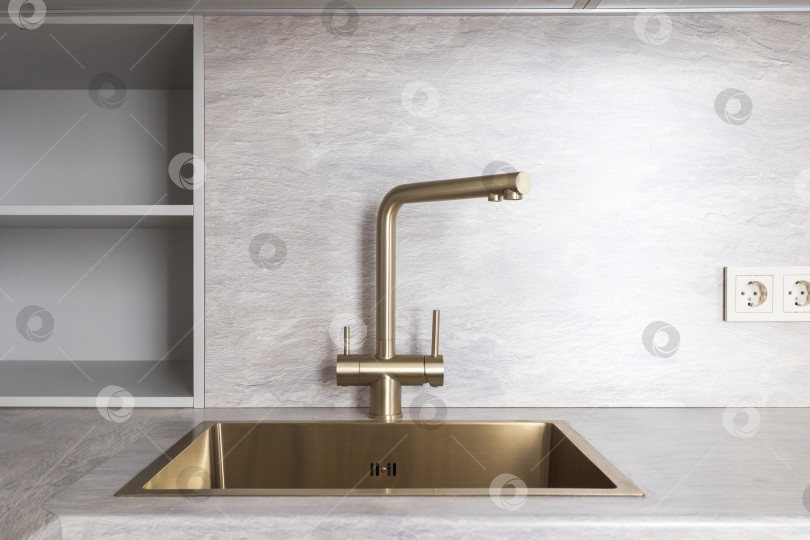 Скачать кухонный смеситель на стильной металлической раковине фотосток Ozero