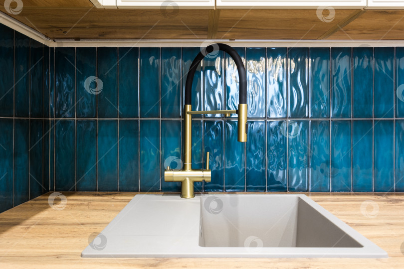 Скачать кухонный смеситель на стильной металлической раковине фотосток Ozero