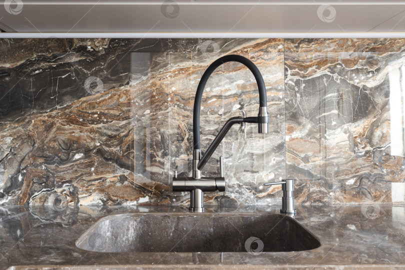 Скачать кухонный смеситель на стильной металлической раковине фотосток Ozero