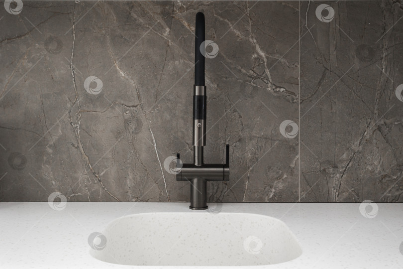 Скачать кухонный смеситель на стильной металлической раковине фотосток Ozero