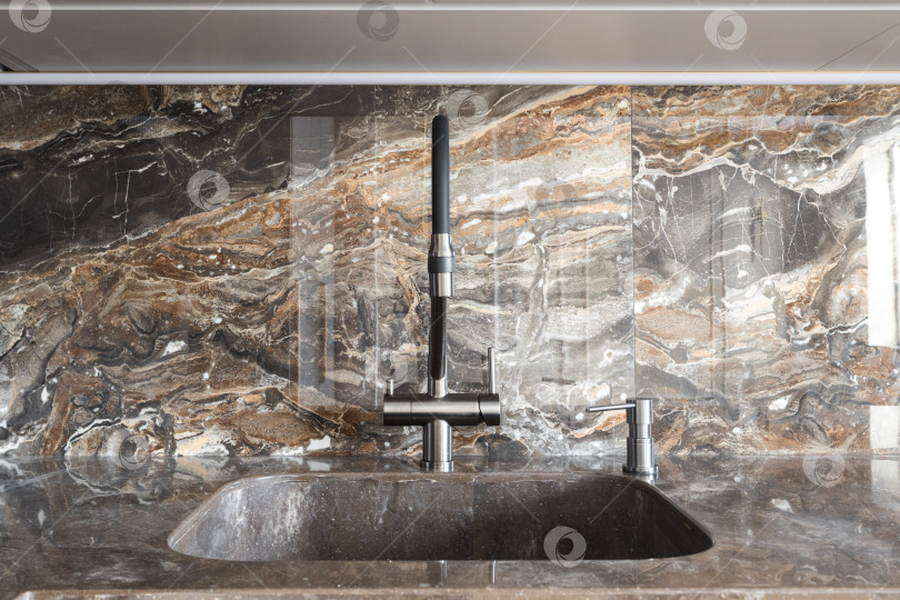 Скачать кухонный смеситель на стильной металлической раковине фотосток Ozero