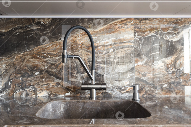 Скачать кухонный смеситель на стильной металлической раковине фотосток Ozero