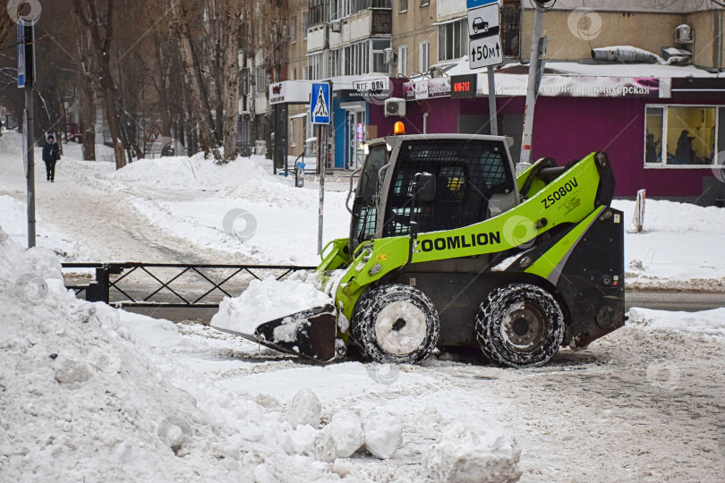 Скачать Уборка снега в городе. фотосток Ozero