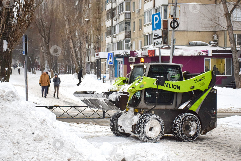 Скачать Уборка снега в городе после снегопада. фотосток Ozero