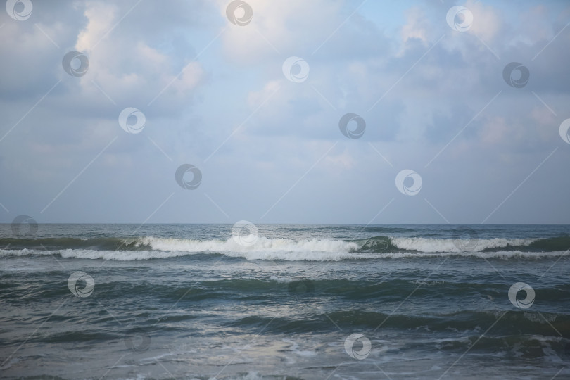 Скачать Вид с пляжа Банг Тао (Лаян) на побережье Андаманского моря острова Пхукет в Таиланде, октябрь 2025 года фотосток Ozero