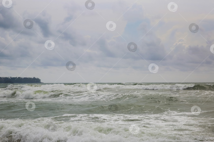 Скачать Вид с пляжа Банг Тао (Лаян) на побережье Андаманского моря острова Пхукет в Таиланде, октябрь 2025 года фотосток Ozero