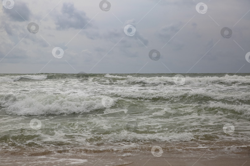 Скачать Вид с пляжа Банг Тао (Лаян) на побережье Андаманского моря острова Пхукет в Таиланде, октябрь 2025 года фотосток Ozero