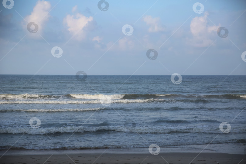 Скачать Вид с пляжа Банг Тао (Лаян) на побережье Андаманского моря острова Пхукет в Таиланде, октябрь 2025 года фотосток Ozero