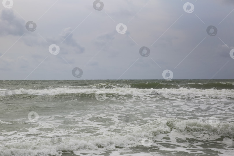 Скачать Вид с пляжа Банг Тао (Лаян) на побережье Андаманского моря острова Пхукет в Таиланде, октябрь 2025 года фотосток Ozero