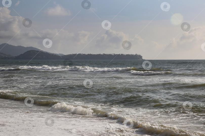 Скачать Вид с пляжа Банг Тао (Лаян) на побережье Андаманского моря острова Пхукет в Таиланде, октябрь 2025 года фотосток Ozero