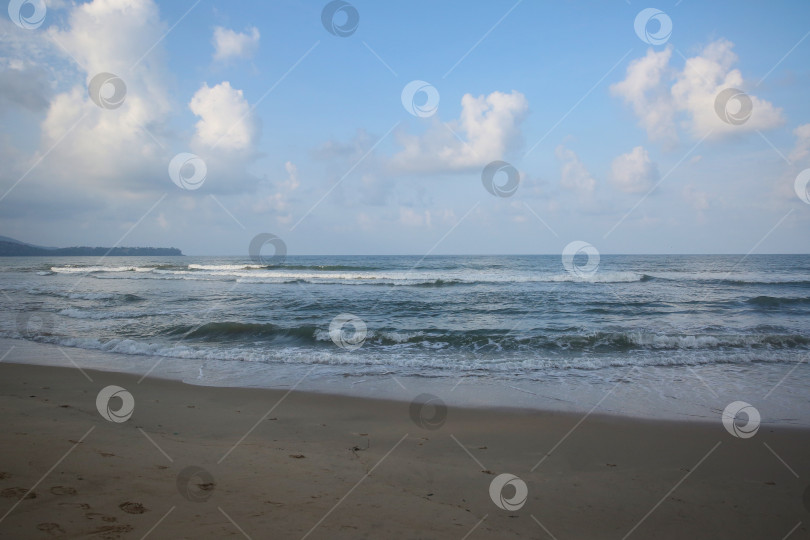 Скачать Вид с пляжа Банг Тао (Лаян) на побережье Андаманского моря острова Пхукет в Таиланде, октябрь 2025 года фотосток Ozero