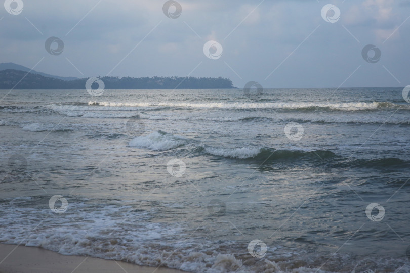 Скачать Вид с пляжа Банг Тао (Лаян) на побережье Андаманского моря острова Пхукет в Таиланде, октябрь 2025 года фотосток Ozero
