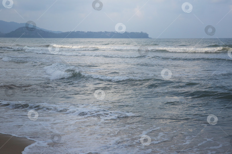 Скачать Вид с пляжа Банг Тао (Лаян) на побережье Андаманского моря острова Пхукет в Таиланде, октябрь 2025 года фотосток Ozero